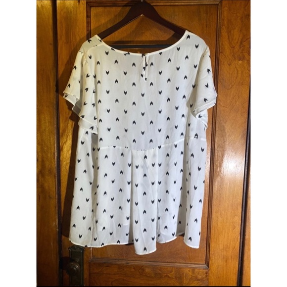 EUC Torrid White Chevron Flutter Sleeve Georgette Blouse - 2X - Picture 6 of 10